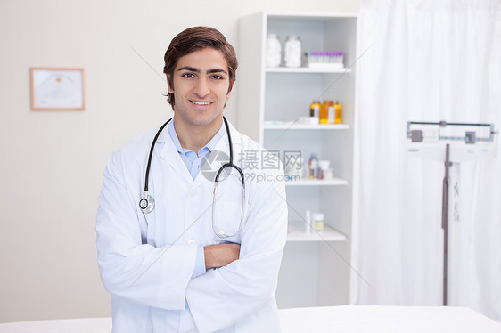 男性医生手折臂站立的男医生图片