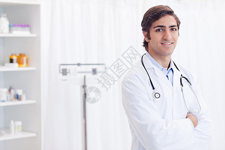 在检查室站立的微笑医生;图片