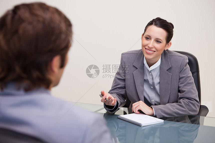 在谈判过程中微笑的女商务人士图片