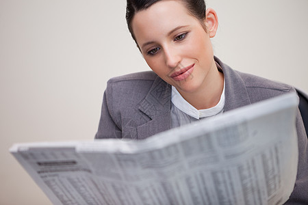 商业妇女阅读报报纸职业女性椅子公司外表员工套装工人办公室电脑图片