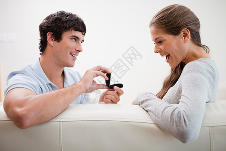 男人向女朋友求婚 男的跟女友求婚图片