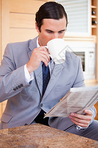 商务人士看新闻和喝咖啡 来图片