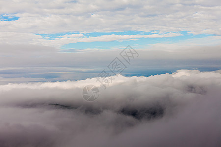 在云中 在天上浮云的云彩中图片