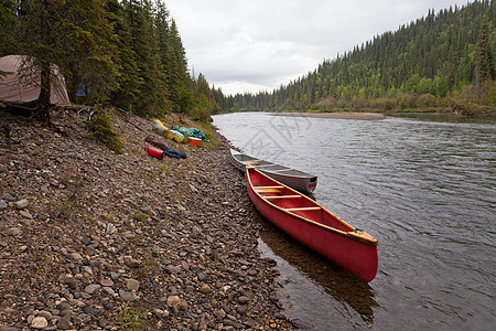 加拿大育空McQuesten河的帐篷和独木舟风景银行运输溪流荒野河岸森林漂浮闲暇假期图片