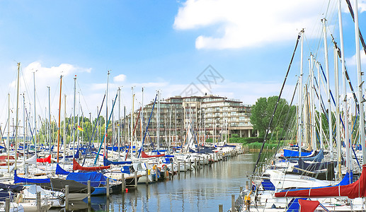 荷兰Huizen码头的船艇运输城市港口闲暇旅游旗帜房子血管建筑旅行图片