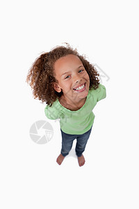 一个可爱的玩耍女孩的肖像 笑着对着镜头微笑图片