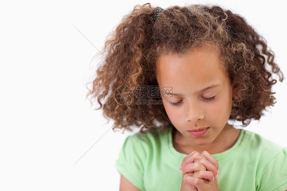 可爱的女孩祈祷图片