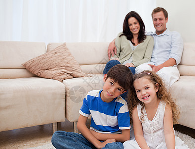 在客厅幸福的一家人四个人沙发女孩们俏皮微笑女性快乐娱乐家庭男性图片