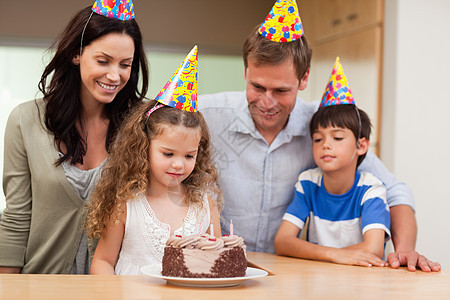 家里人庆祝生日幸福蛋糕享受四个人男性女性乐趣微笑营养成年图片