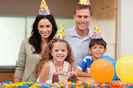 欢庆生日的微笑家庭快乐成年营养团结食物男性女性派对四个人蛋糕图片