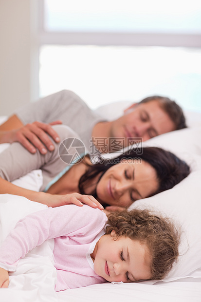 家人睡在床上卧室家庭闲暇快乐时间微笑枕头幸福女孩们男性图片
