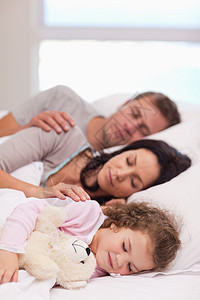 可爱的一家人一起睡午觉图片
