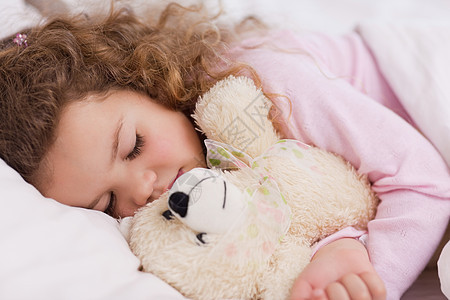 女孩睡着时拥抱她的泰迪图片