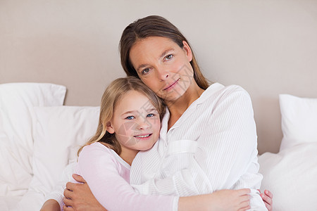 母亲和女儿拥抱感情睡衣育儿亲热家庭卧室家长快乐幸福乐趣图片
