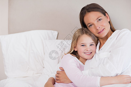 母亲和女儿抱抱童年感情家长家庭快乐睡衣育儿喜悦投标卧室图片