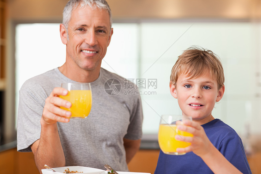 男孩和他父亲在早餐中图片