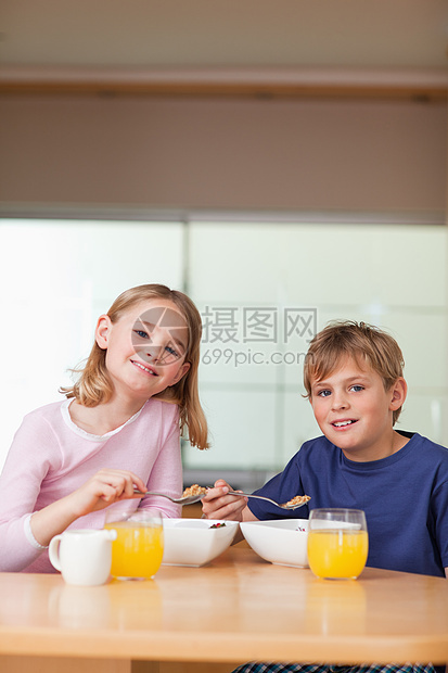 幼儿吃早餐的肖像图象图片