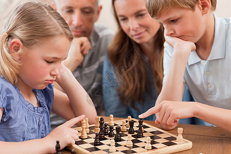 儿童当着父母的面下象棋近身图片