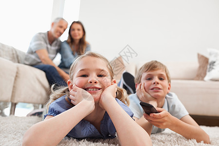兄弟姐妹们和父母一起看电视 在后脑勺上图片