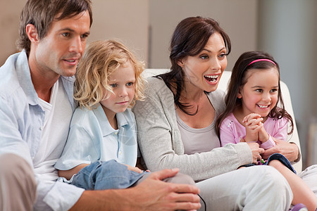 一起看电视的家庭欢欣喜乐图片
