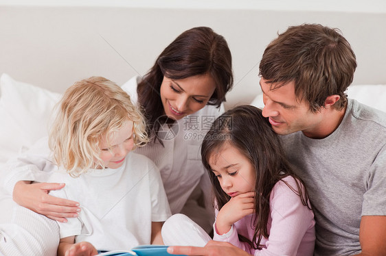 可爱的家庭阅读一本书图片