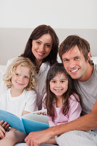 幸福家庭阅读一本书的肖像图片