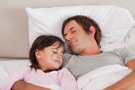 父亲和女儿睡在一起图片