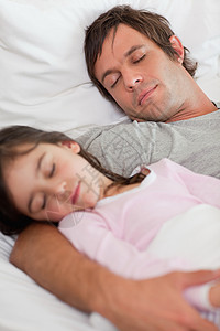 一位平静的父亲和女儿睡在一起的肖像图片