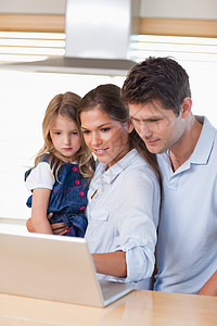 使用笔记本电脑的家庭肖像团结母亲技术女儿帮助柜台幸福孩子女孩上网图片