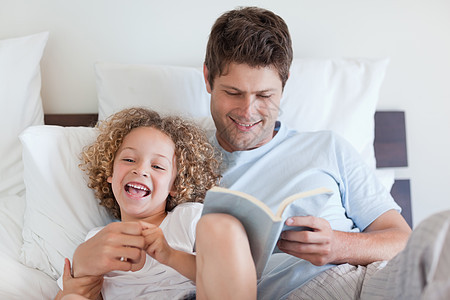 父亲阅读儿童睡前故事图片