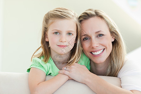 母亲和女儿在沙发上微笑图片