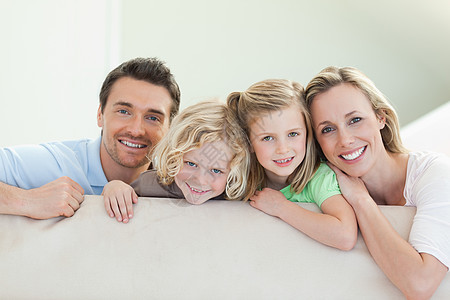 家人在沙发上微笑乐趣团结家庭中年人幸福男生姐姐感情男人兄弟图片