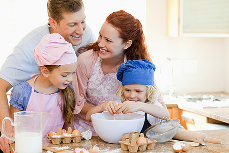 幸福的家庭享受一起烘烤图片