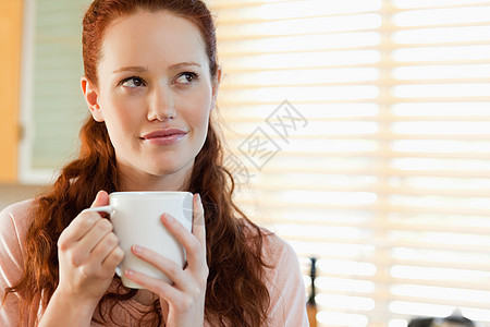 带着一杯酒的女人图片