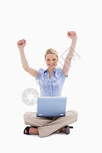 女人用笔记本电脑举起手来图片