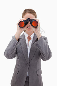 银行雇员通过间谍眼镜寻找资料图片