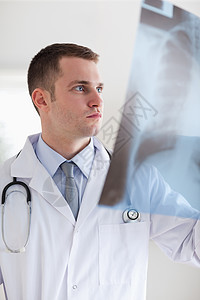 医生在看X光照片时图片
