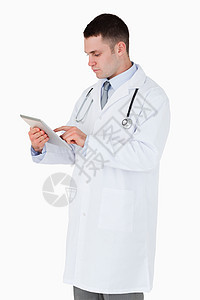 使用平板电脑的医生实习生医师外表专家职业手术医院从业者保健卫生图片
