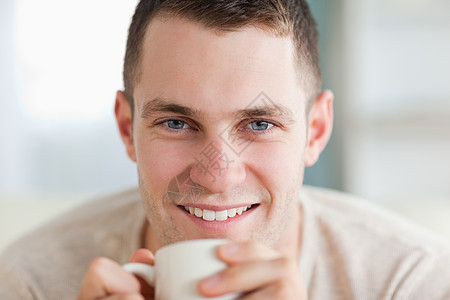 靠近一个喝茶的男人图片