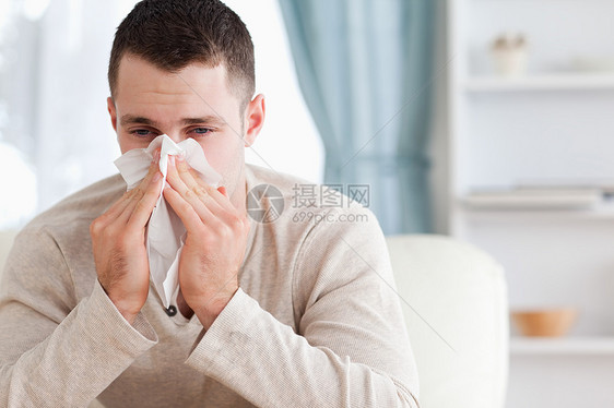 男人吹鼻涕鼻子长椅卫生组织花粉保健外表症状喷嚏感染图片