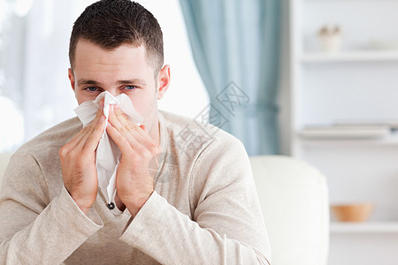 年轻人吹鼻涕鼻子外表喷嚏沙发衬衫症状长椅卫生组织感染图片