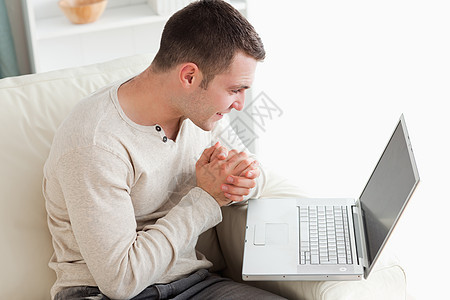 年轻人使用笔记本电脑办公室挫折手势房子沟通技术白色压力外表商业图片