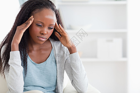 患有头痛的妇女疼痛流感温度疾病治疗发烧受苦组织毯子女性图片