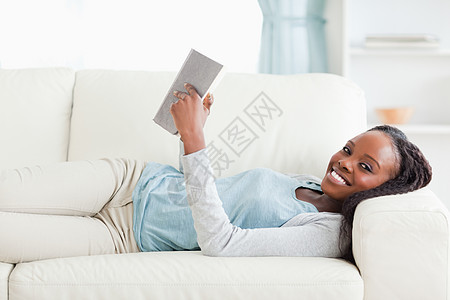 睡在沙发上看小说的女人图片