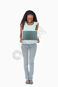 妇女用白色背景展示她的笔记本电脑屏幕图片