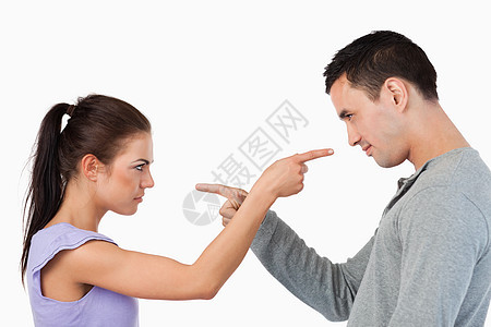 年轻情侣互相指着对方手指愤怒女性斗争混血儿离婚危机呐喊挫折年轻人图片