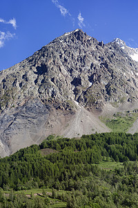 美丽的绿色山地景观 有树木岩石高度爬坡云杉松树天空荒野风景树叶旅游图片