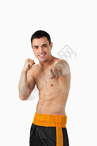 微笑的年轻武术拳手图片