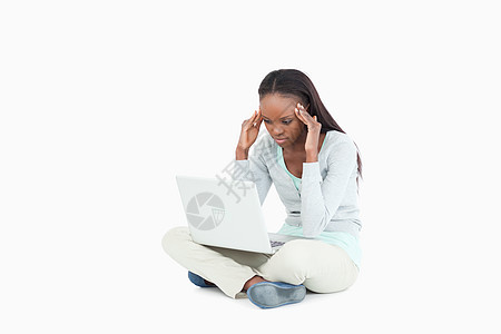 笔记本电脑使年轻妇女头痛图片