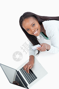 将信用卡信息输入信用卡信息的微笑妇女图片